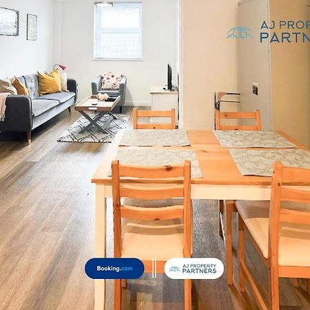 Premium Offer L Last-Minute Escape L Aj Properties L High Street Cheltenham L Parking L Ideal For Short Or Long Stays - Town Centre Apartment, 4 Beds, 1 Bathroom エクステリア 写真