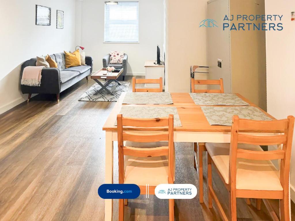 Premium Offer L Last-Minute Escape L Aj Properties L High Street Cheltenham L Parking L Ideal For Short Or Long Stays - Town Centre Apartment, 4 Beds, 1 Bathroom エクステリア 写真