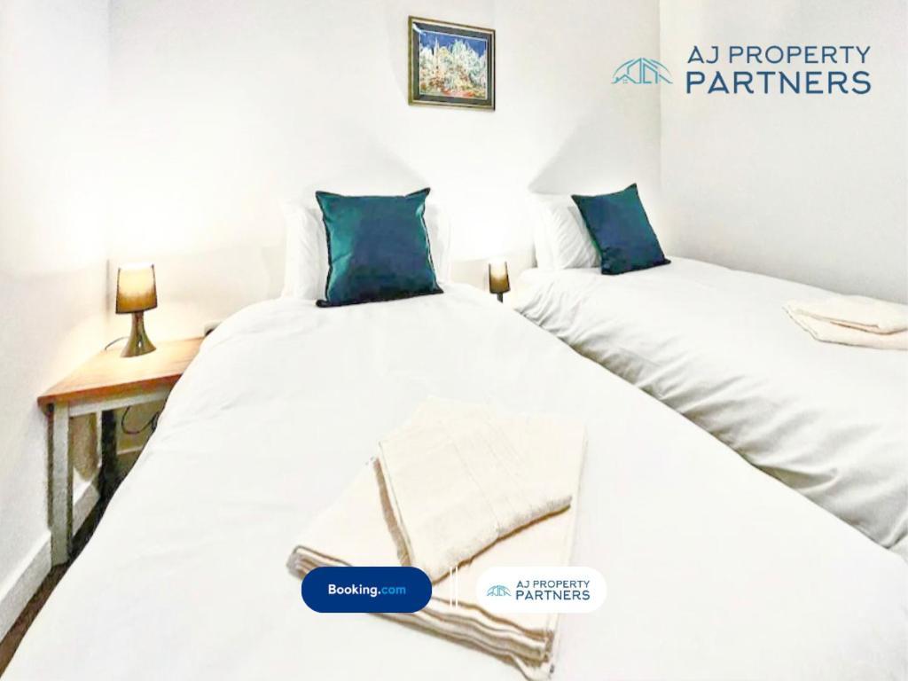 Premium Offer L Last-Minute Escape L Aj Properties L High Street Cheltenham L Parking L Ideal For Short Or Long Stays - Town Centre Apartment, 4 Beds, 1 Bathroom エクステリア 写真