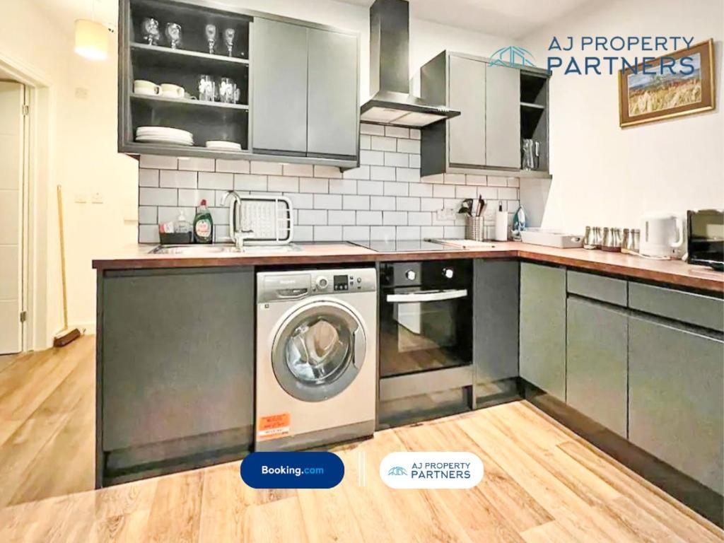 Premium Offer L Last-Minute Escape L Aj Properties L High Street Cheltenham L Parking L Ideal For Short Or Long Stays - Town Centre Apartment, 4 Beds, 1 Bathroom エクステリア 写真