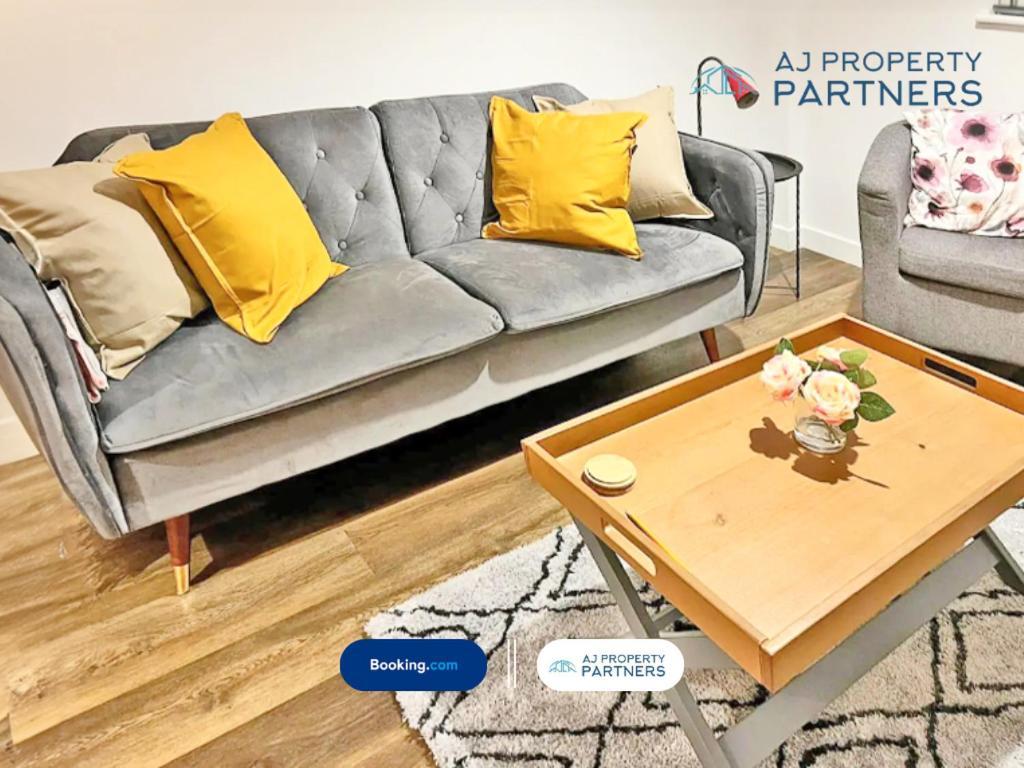 Premium Offer L Last-Minute Escape L Aj Properties L High Street Cheltenham L Parking L Ideal For Short Or Long Stays - Town Centre Apartment, 4 Beds, 1 Bathroom エクステリア 写真