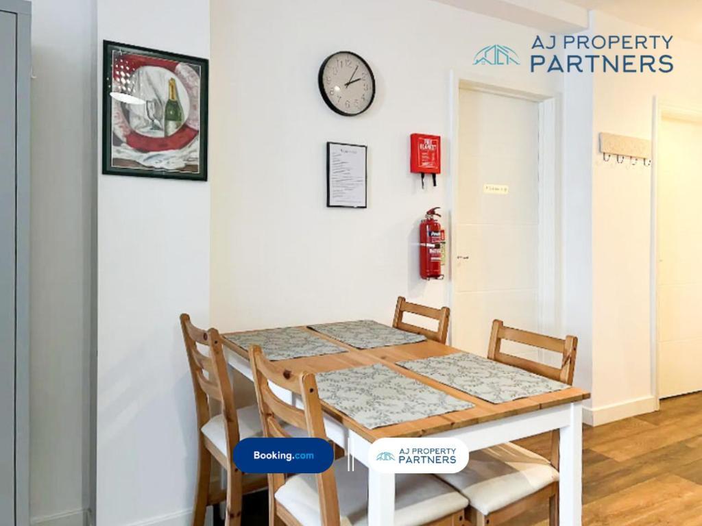 Premium Offer L Last-Minute Escape L Aj Properties L High Street Cheltenham L Parking L Ideal For Short Or Long Stays - Town Centre Apartment, 4 Beds, 1 Bathroom エクステリア 写真