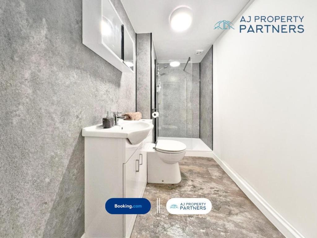 Premium Offer L Last-Minute Escape L Aj Properties L High Street Cheltenham L Parking L Ideal For Short Or Long Stays - Town Centre Apartment, 4 Beds, 1 Bathroom エクステリア 写真