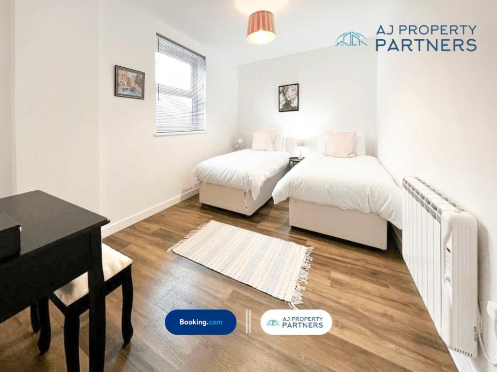 Premium Offer L Last-Minute Escape L Aj Properties L High Street Cheltenham L Parking L Ideal For Short Or Long Stays - Town Centre Apartment, 4 Beds, 1 Bathroom エクステリア 写真