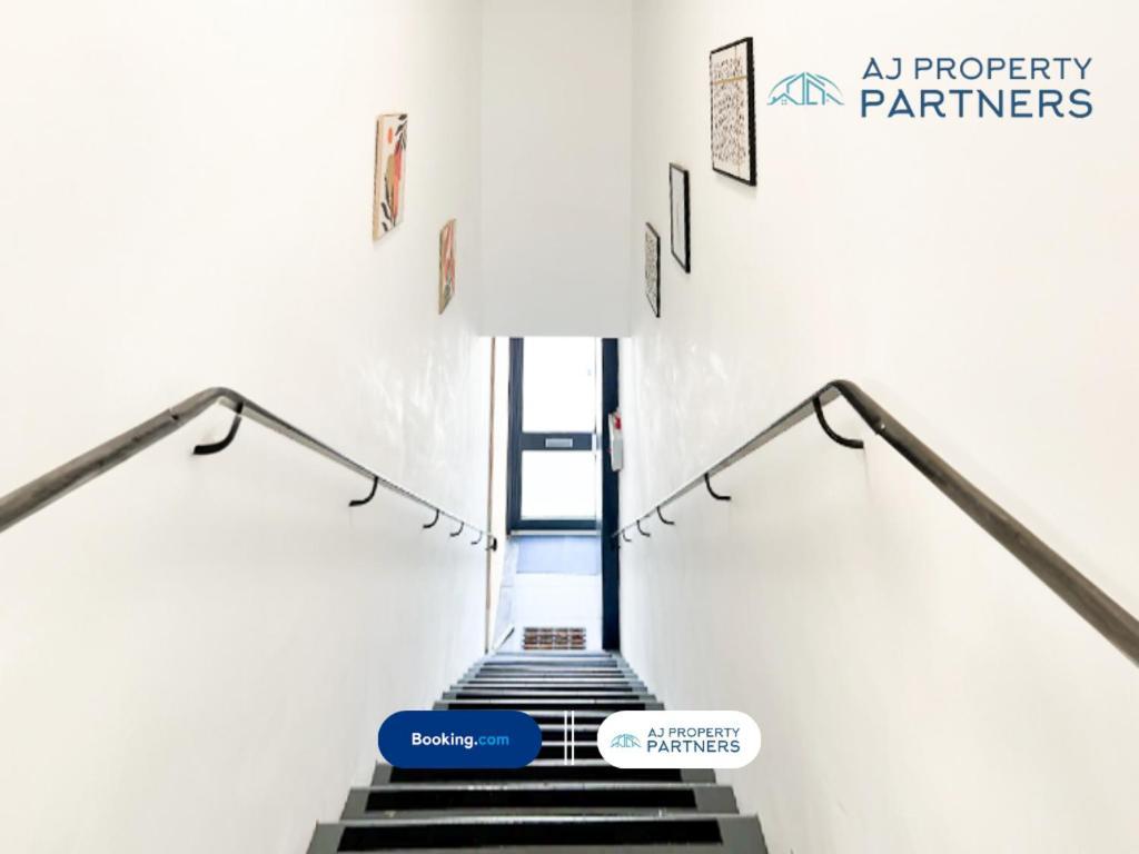 Premium Offer L Last-Minute Escape L Aj Properties L High Street Cheltenham L Parking L Ideal For Short Or Long Stays - Town Centre Apartment, 4 Beds, 1 Bathroom エクステリア 写真